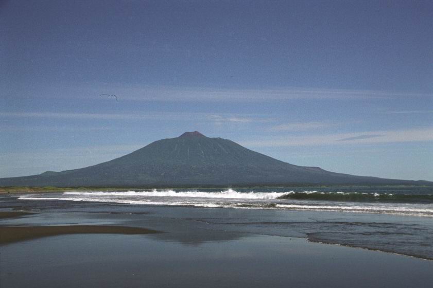 Тятя и отражение в отшлифованной глади песчаных пляжей.