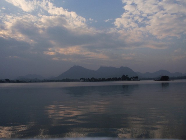 Fateh Sagar Lake, очень красиво, особенно вечером. Fateh Sagar Lake, очень красиво, особенно вечером.