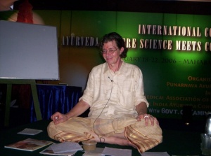 Роберт Свобода во время выступления на аюрведической конференции в Махабалипураме, 2006