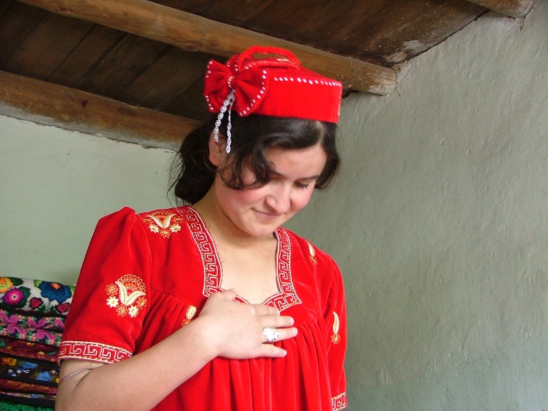 Таджикски салом. Таджики девушки. Национальная одежда таджичек. Таджик и русская девушка. Женщина таджичка смешная.